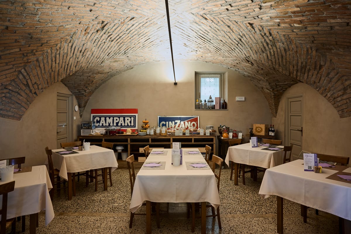 La sala colazioni con il soffitto a volte in mattoni